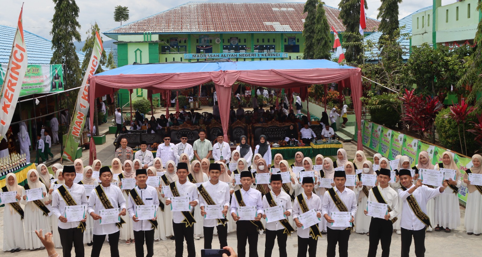 Kakan Kemenag Kerinci Serahkan Piagam Wisuda Tahfiz Pada Puncak Pentas Seni, Expo ke-XII, dan Harlah